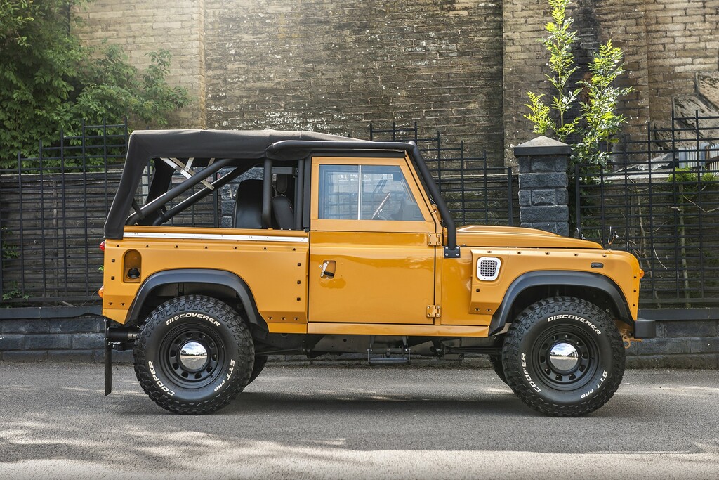 Land Rover Defender 90 Diesel Gold