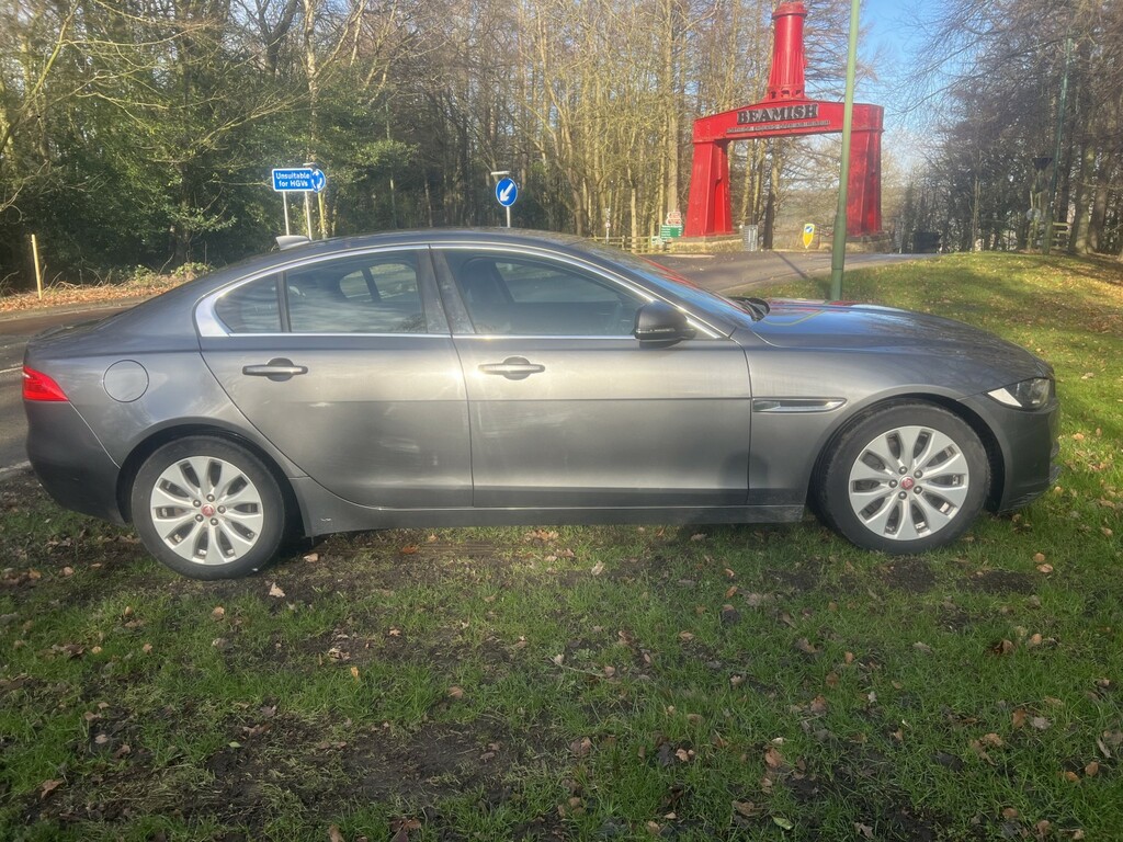 Jaguar XE 2.0 D Prestige Grey