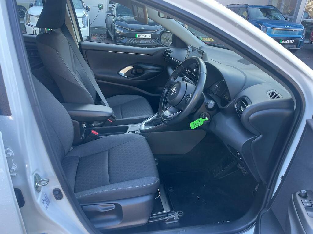 Toyota Yaris 1.5 Hybrid Icon Cvt A073WKN White #6
