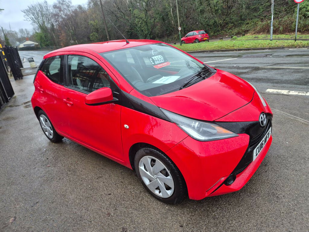 Toyota Aygo Vvt-i X-play Hatchback CU16NFV Red #3
