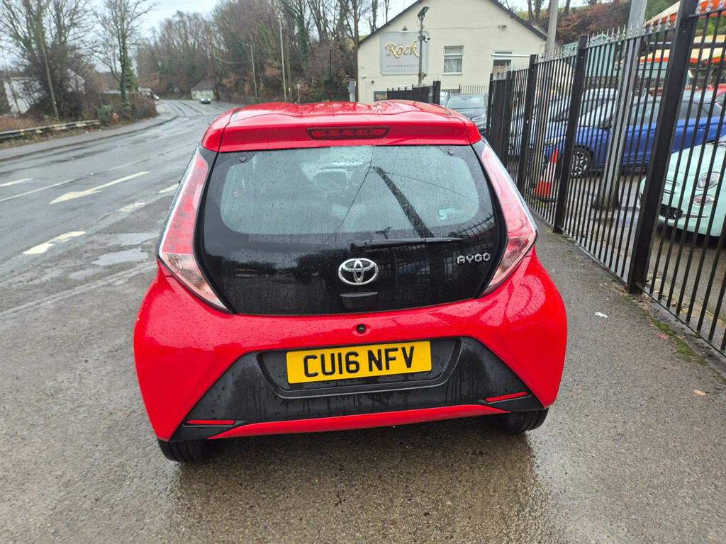 Toyota Aygo Vvt-i X-play Hatchback CU16NFV Red #4