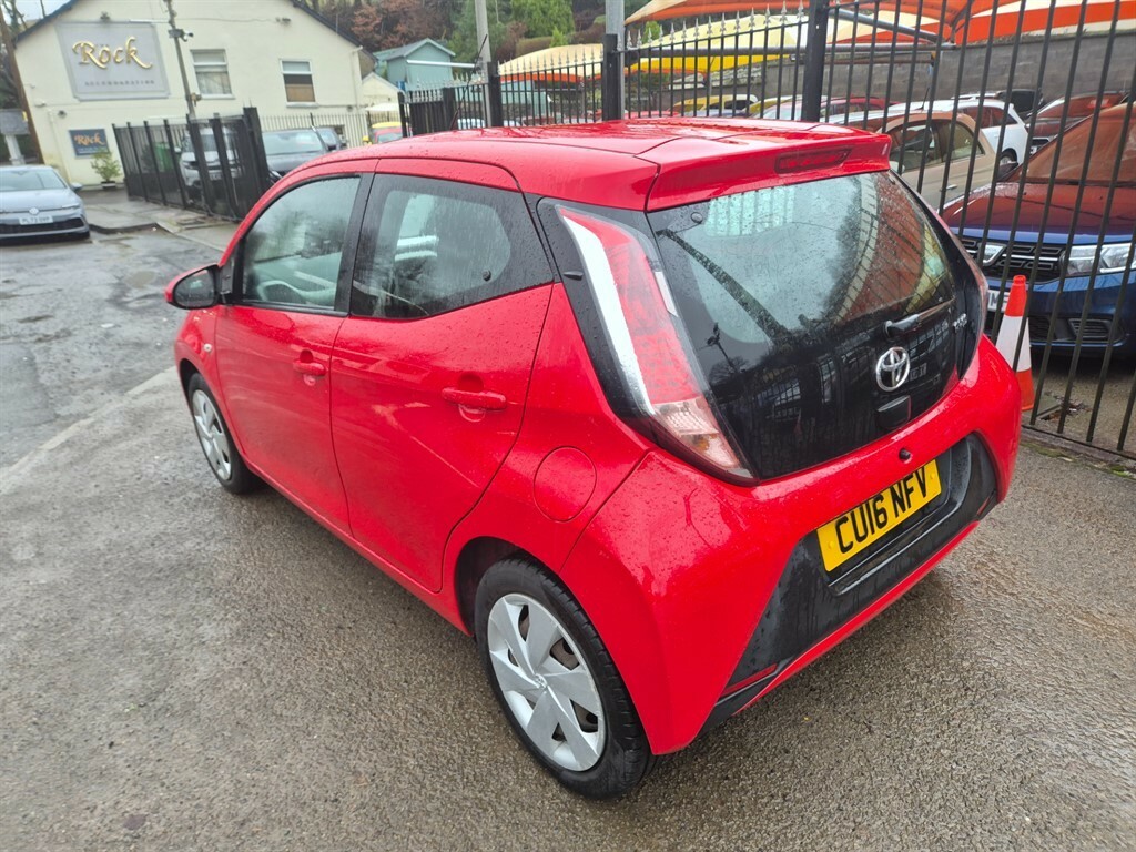Toyota Aygo Vvt-i X-play Hatchback CU16NFV Red #6