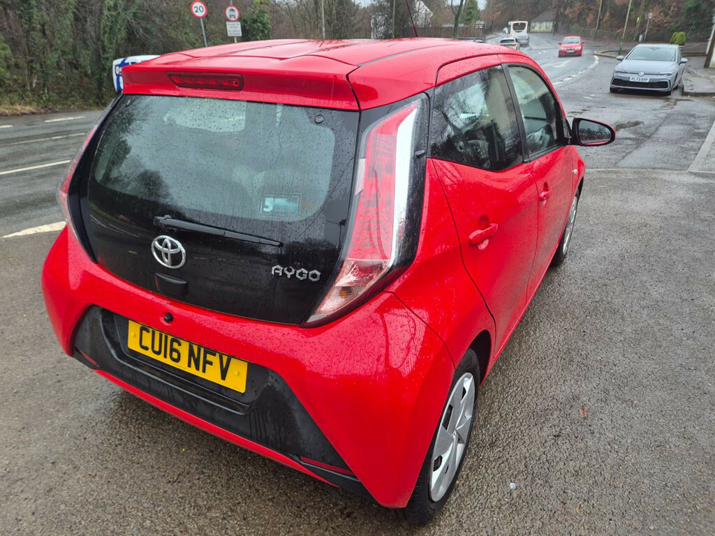 Toyota Aygo Vvt-i X-play Hatchback CU16NFV Red #5