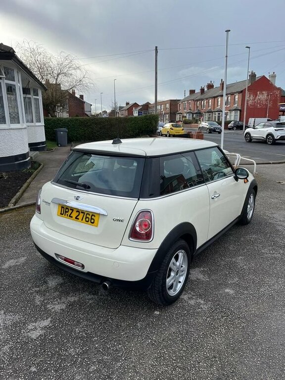 Mini Hatch One 1.6 One 98 Bhp DRZ2766 White #4