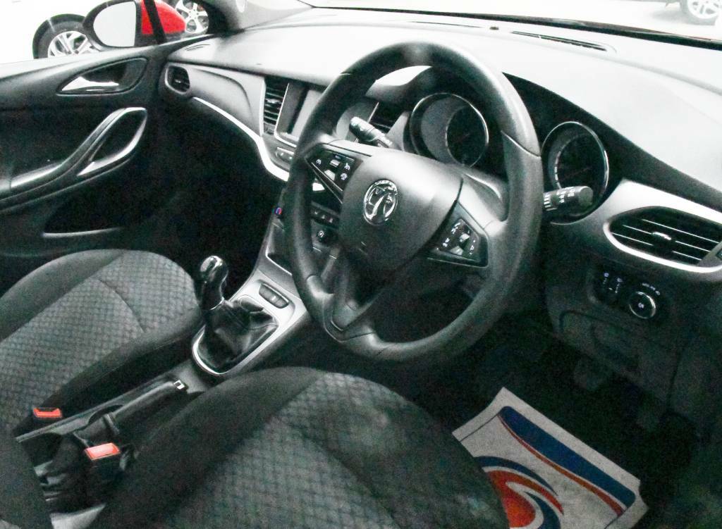 Vauxhall Astra Hatchback 1.4I 16V Design Red #4
