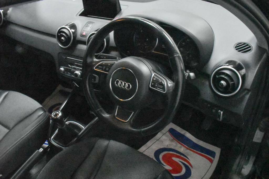 Audi A1 Sportback 1.6 Tdi Sport Black #3