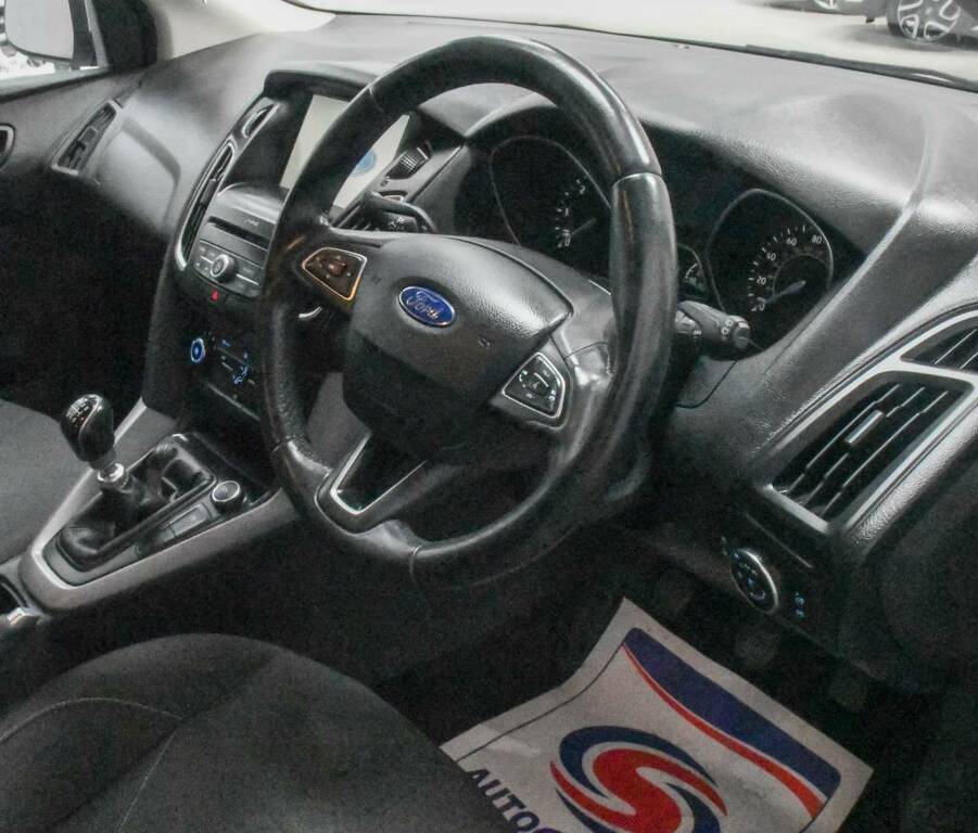 Ford Focus Hatchback 1.5 Tdci 120 Zetec Silver #3