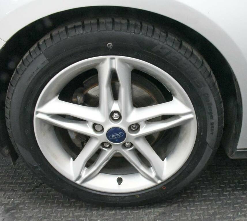 Ford Focus Hatchback 1.5 Tdci 120 Zetec Silver #5