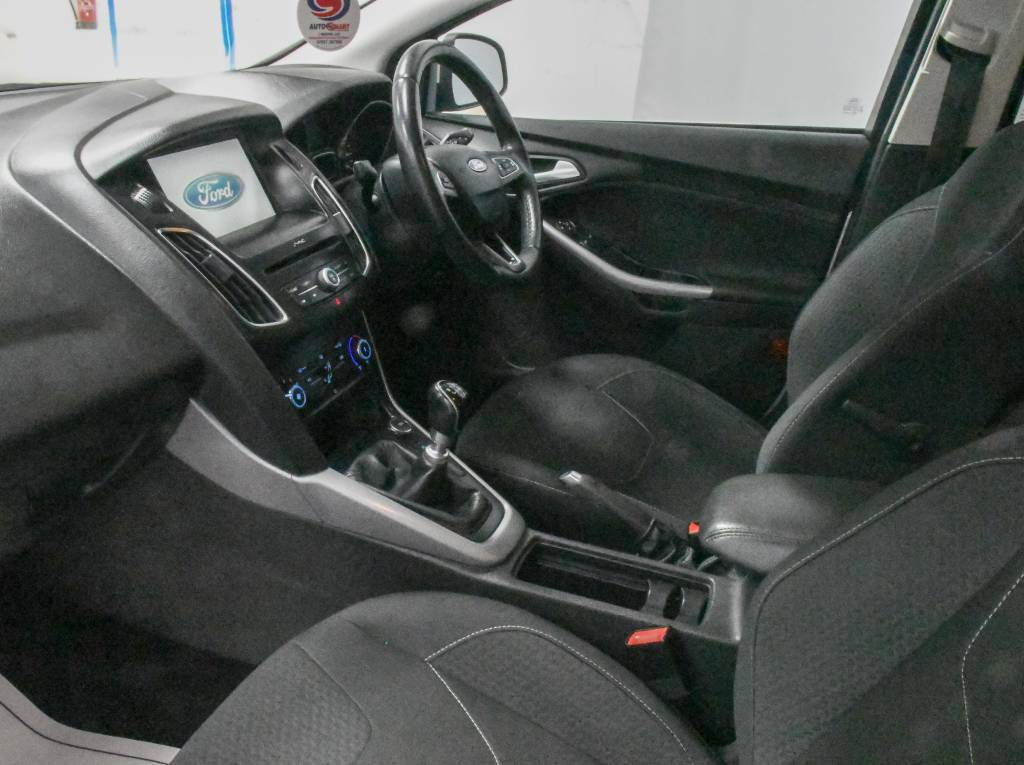 Ford Focus Hatchback 1.5 Tdci 120 Zetec Silver #4