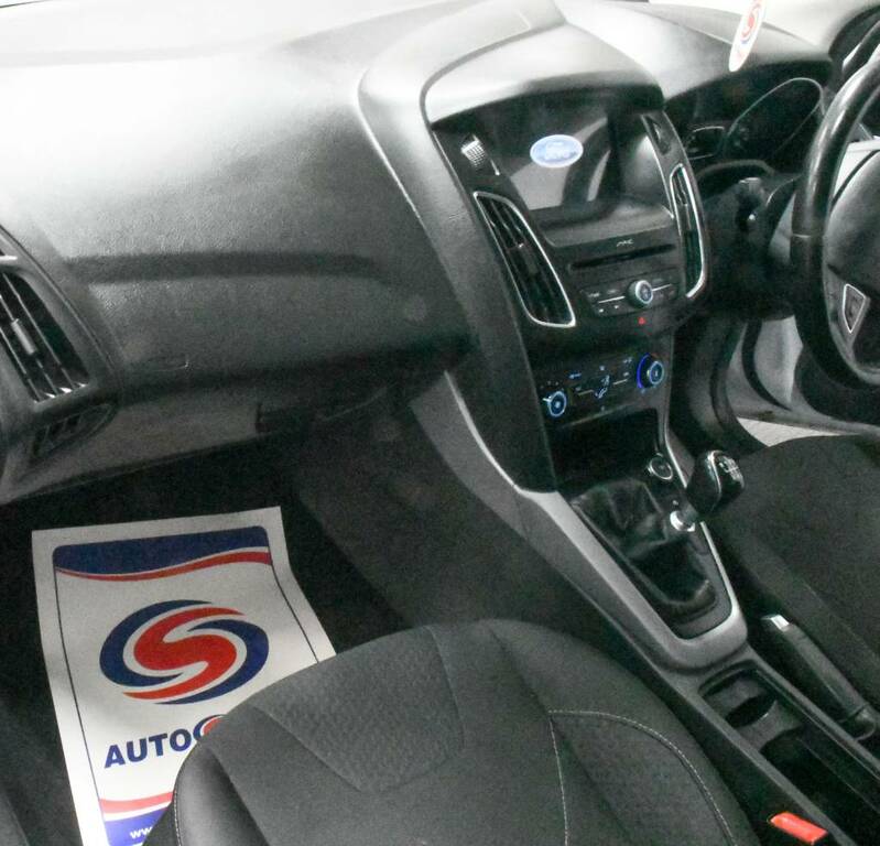 Ford Focus Hatchback 1.5 Tdci 120 Zetec White #4