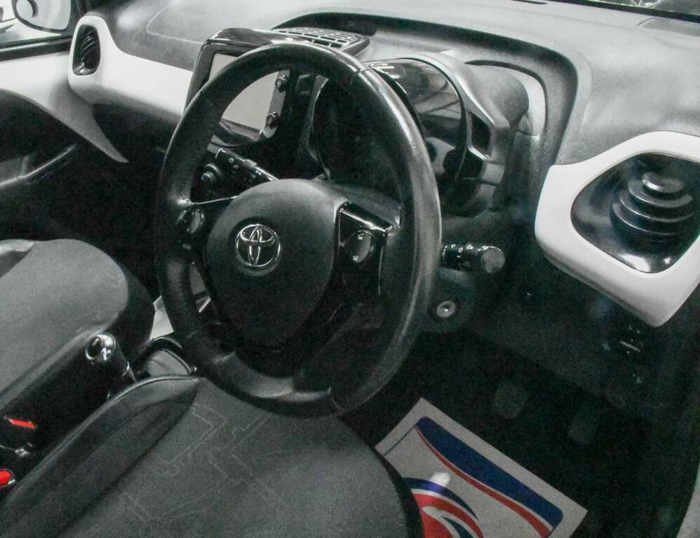 Toyota Aygo Hatchback 1.0 Vvt-i X-pression White #3
