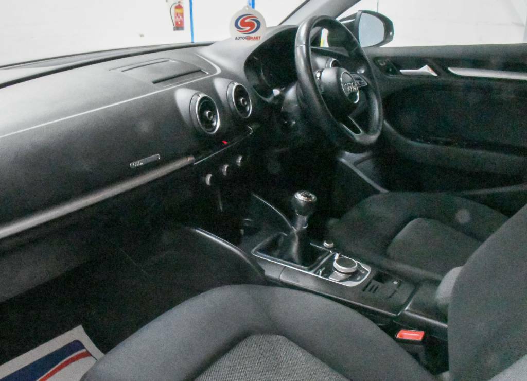 Audi A3 Sportback 1.0 Tfsi Se Black #4