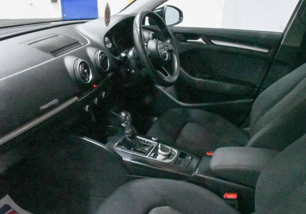 Audi A3 Sportback 1.0 Tfsi Se Black #4