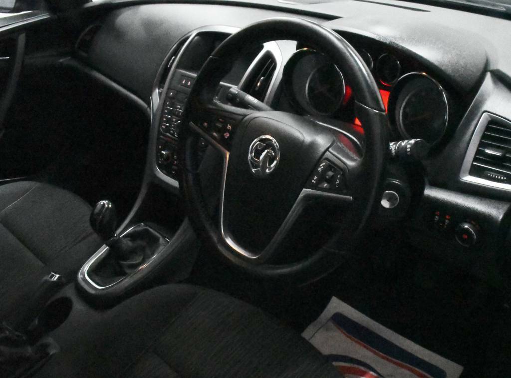 Vauxhall Astra Hatchback 1.6I 16V Tech Line Black #3