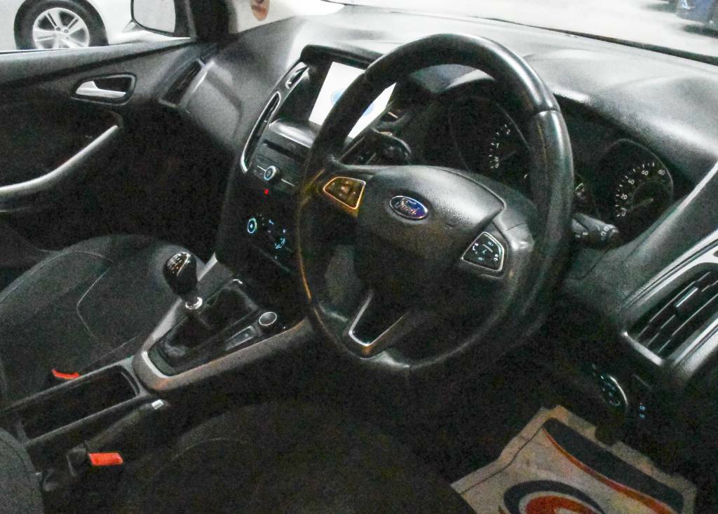 Ford Focus Hatchback 1.5 Tdci 120 Zetec Red #4