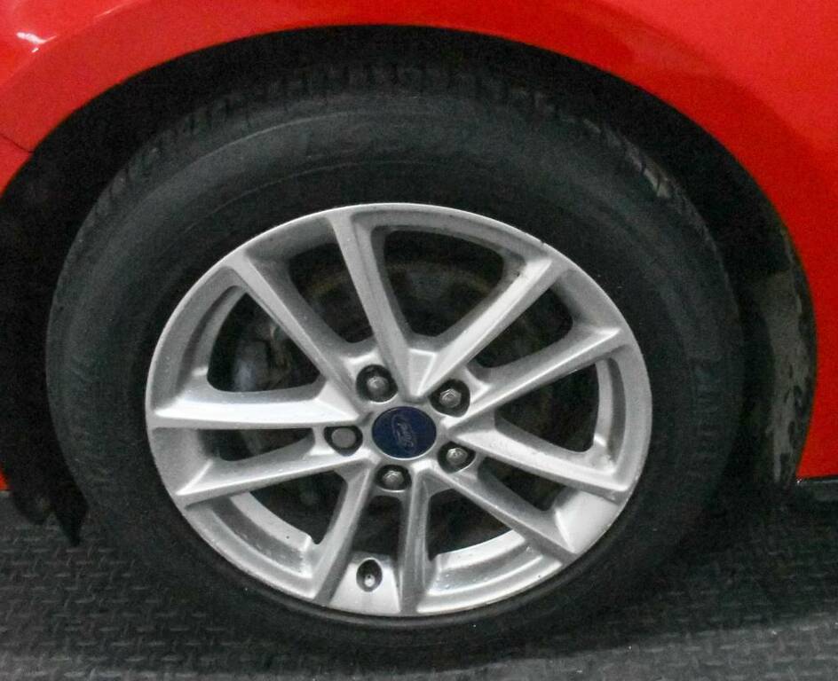 Ford Focus Hatchback 1.5 Tdci 120 Zetec Red #5