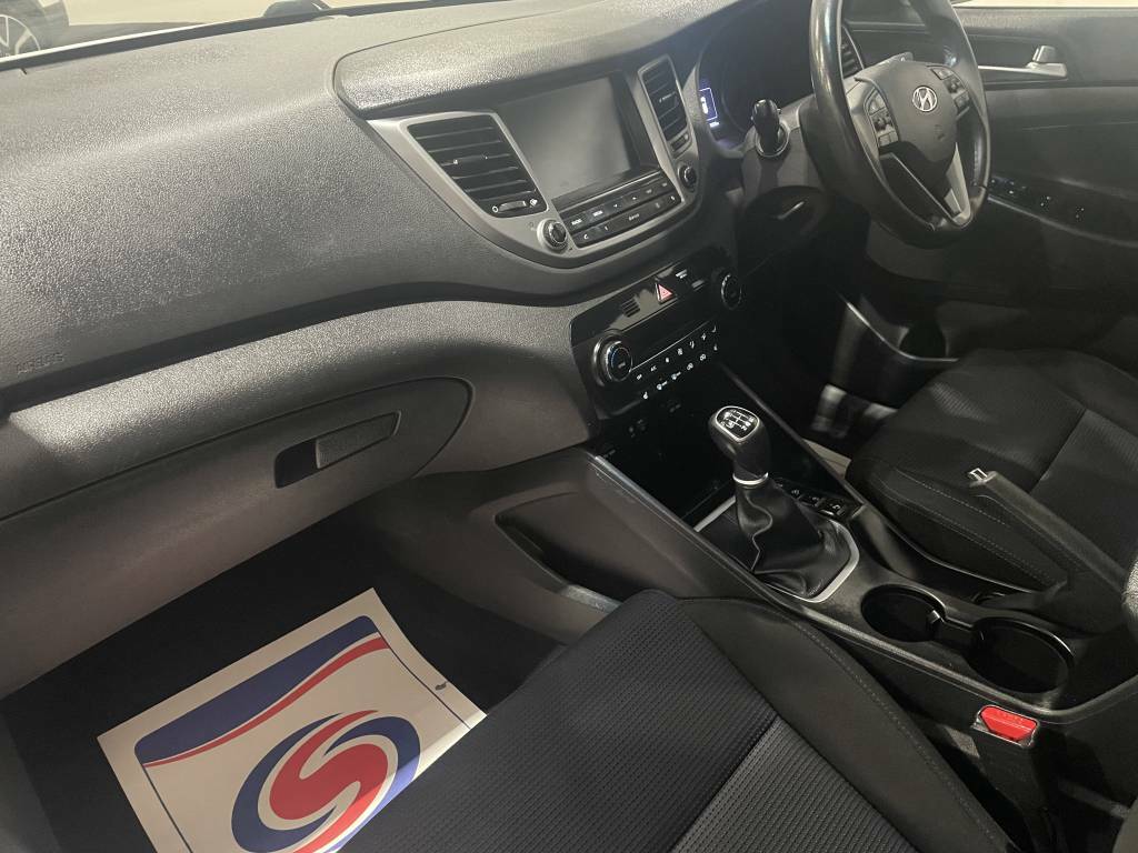 Hyundai Tucson Estate 1.7 Crdi Blue Drive Se Nav White #3