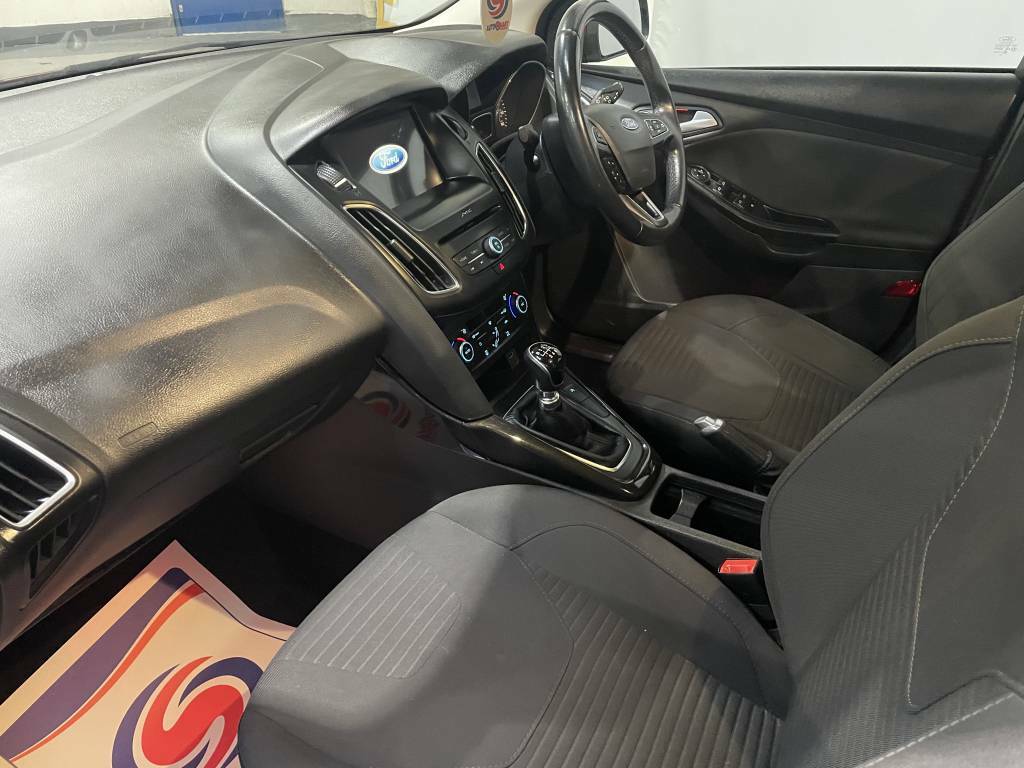 Ford Focus Hatchback 1.5 Tdci 120 Titanium Red #4