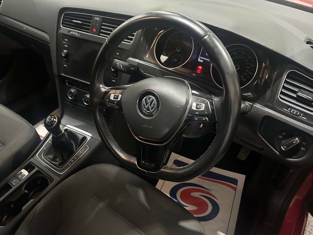Volkswagen Golf Hatchback 1.0 Tsi 115 Match Red #4
