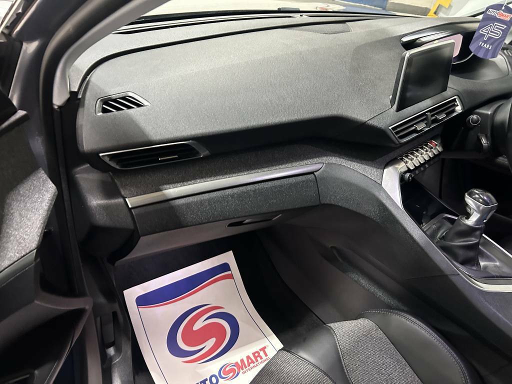 Peugeot 3008 Estate 1.6 Bluehdi 120 Allure Grey #4