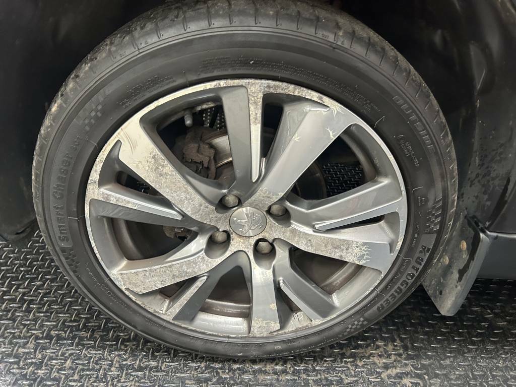 Peugeot 2008 Estate 1.6 Bluehdi 100 Allure Red #5