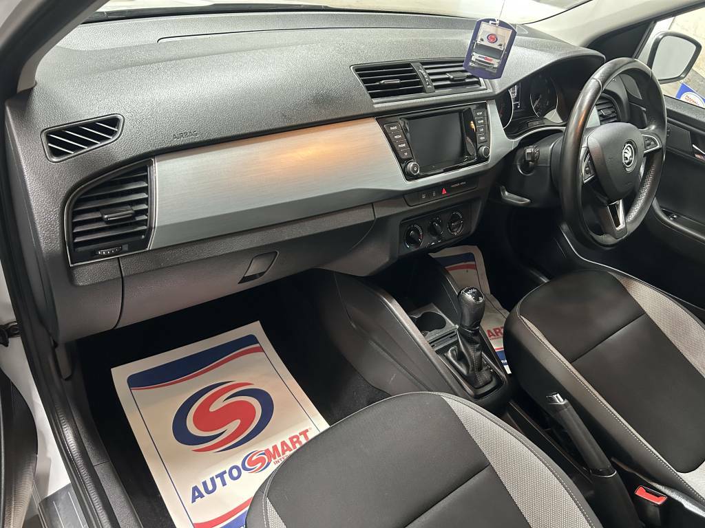 Skoda Fabia Hatchback 1.0 Tsi 110 Se White #4