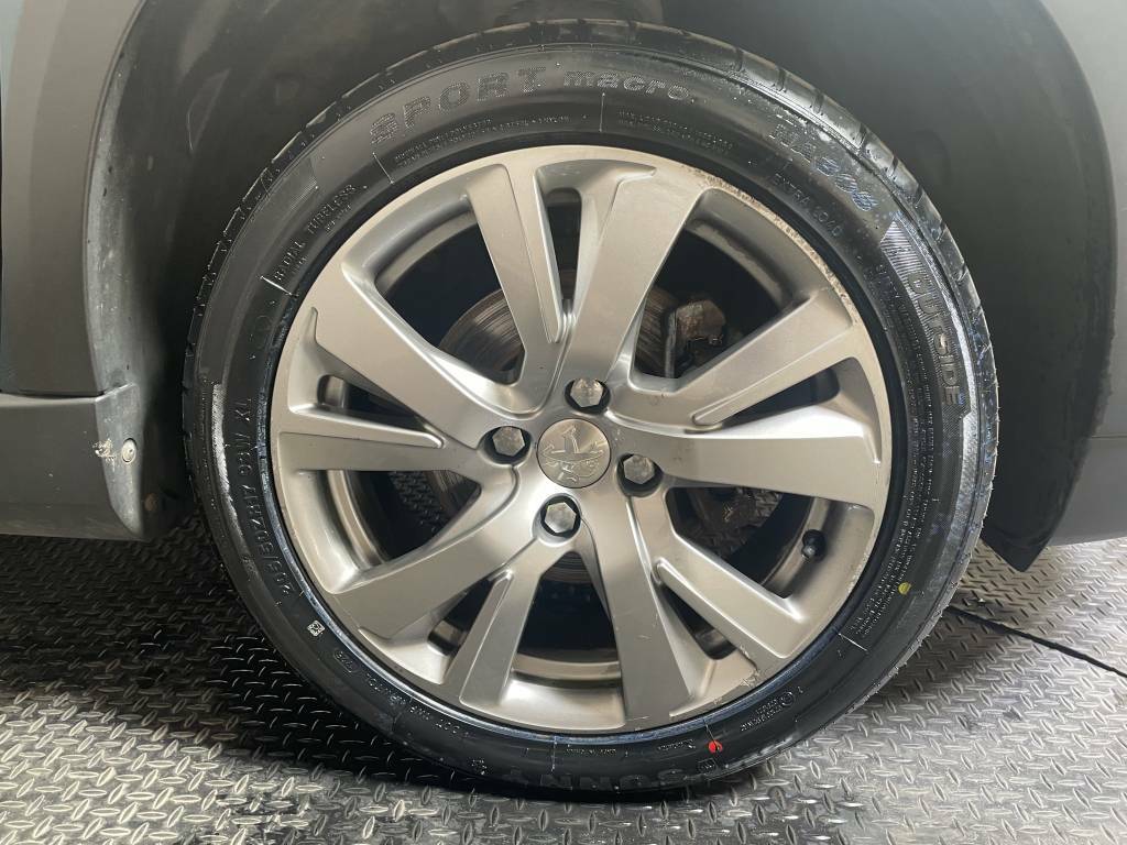 Peugeot 2008 Estate 1.2 Puretech 110 Allure Green #5