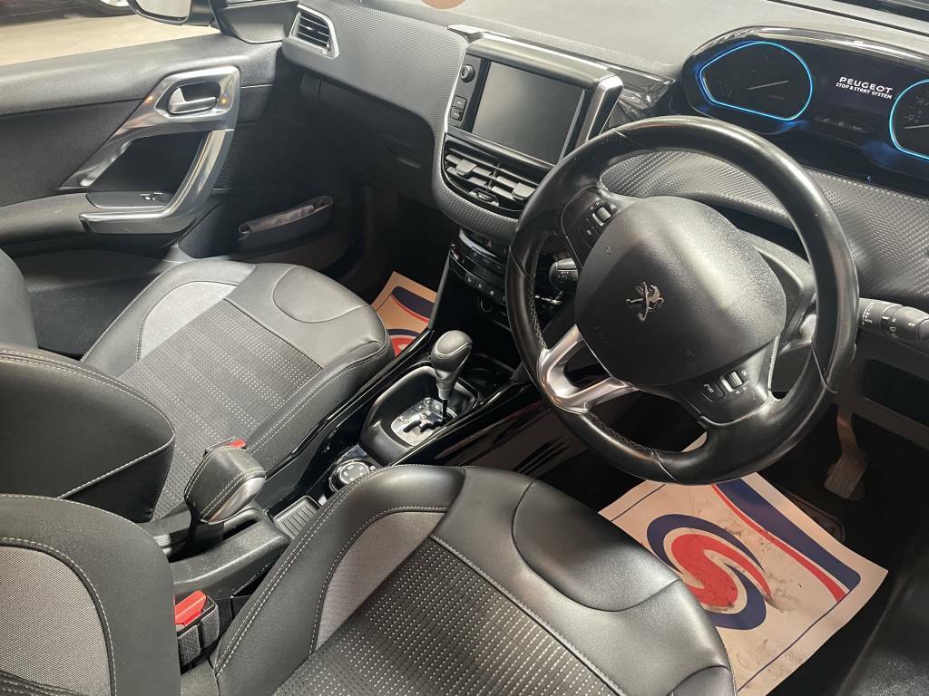 Peugeot 2008 Estate 1.2 Puretech 110 Allure Green #3