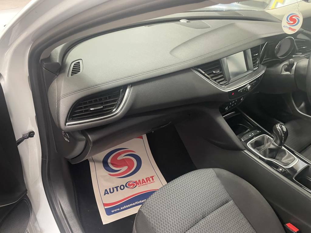Vauxhall Insignia Grand Spor 1.5 Turbo D Se Nav White #4