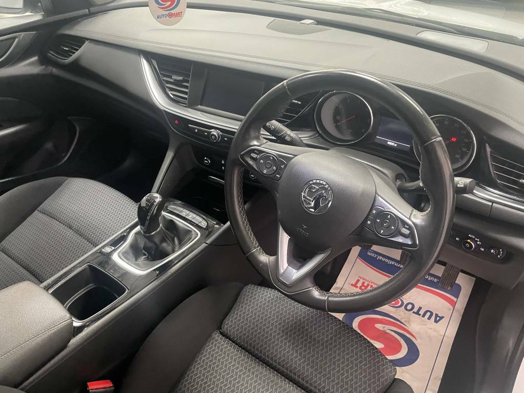 Vauxhall Insignia Grand Spor 1.5 Turbo D Se Nav White #3
