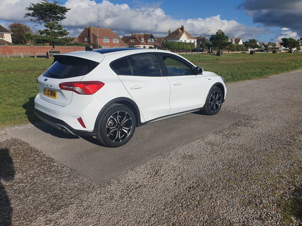 Ford Focus Active X . 5-Door. Hatchback. AV20WNN White #4