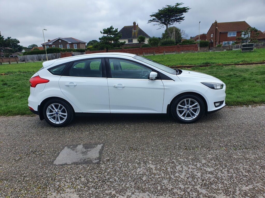 Ford Focus Zetec 5-Door FE65EKO White #2