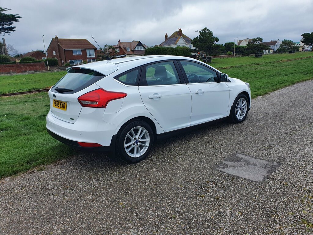 Ford Focus Zetec 5-Door FE65EKO White #3