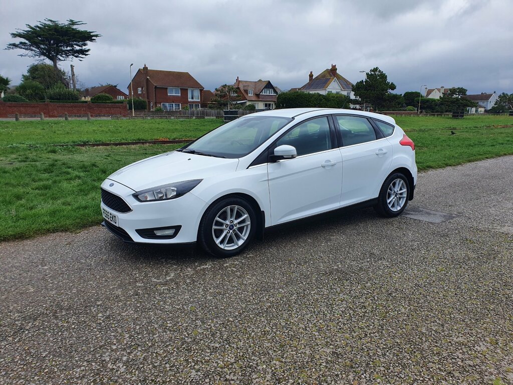 Ford Focus Zetec 5-Door FE65EKO White #4