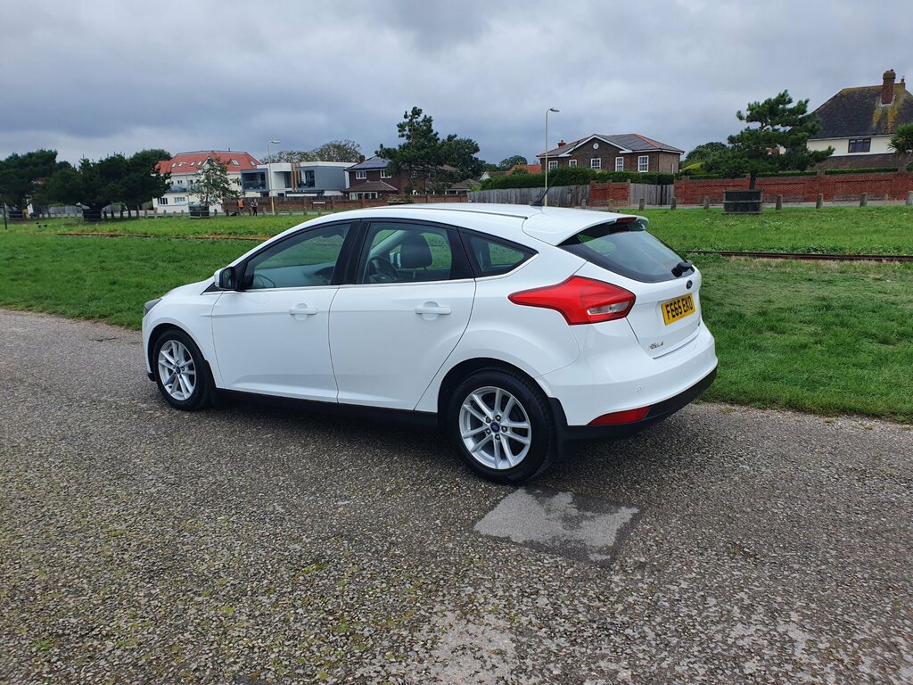 Ford Focus Zetec 5-Door FE65EKO White #5