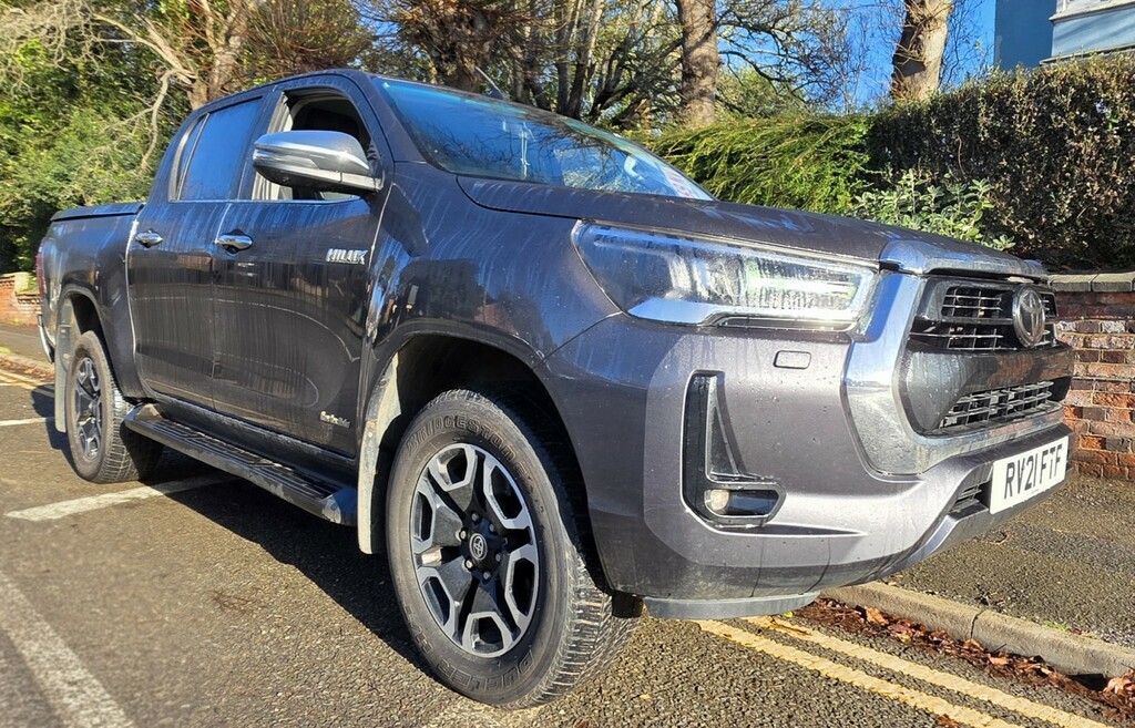 Toyota HILUX 2.8 D-4d Invincible 202121 Grey