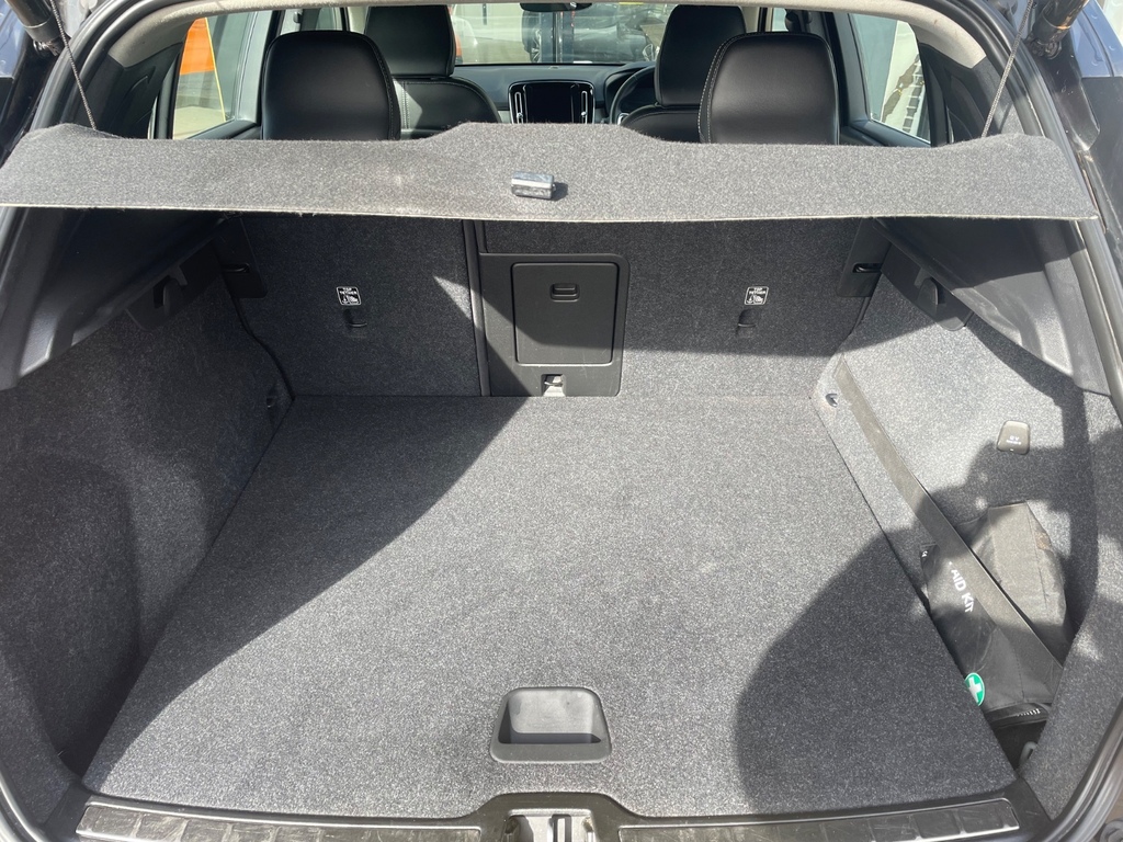 Volvo XC40 2.0 B4p Inscription Pro Estate LX70HKU Black #3