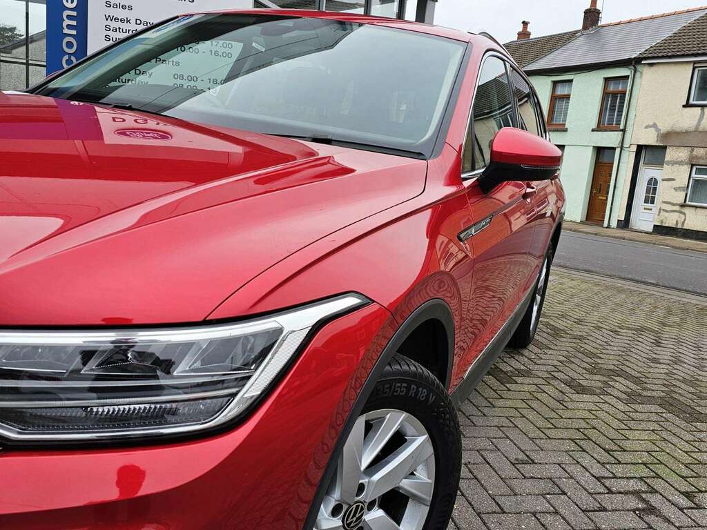Volkswagen Tiguan Allspace Allspace Life Tsi BA72GKE Red #3