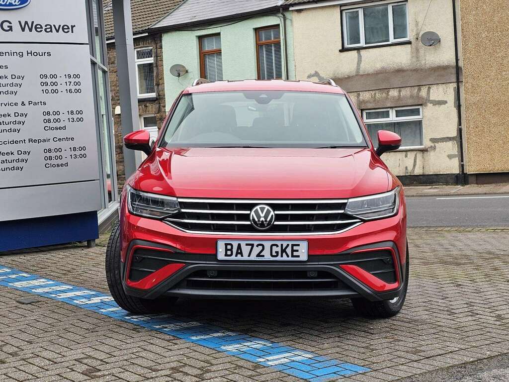 Volkswagen Tiguan Allspace Allspace Life Tsi BA72GKE Red #2