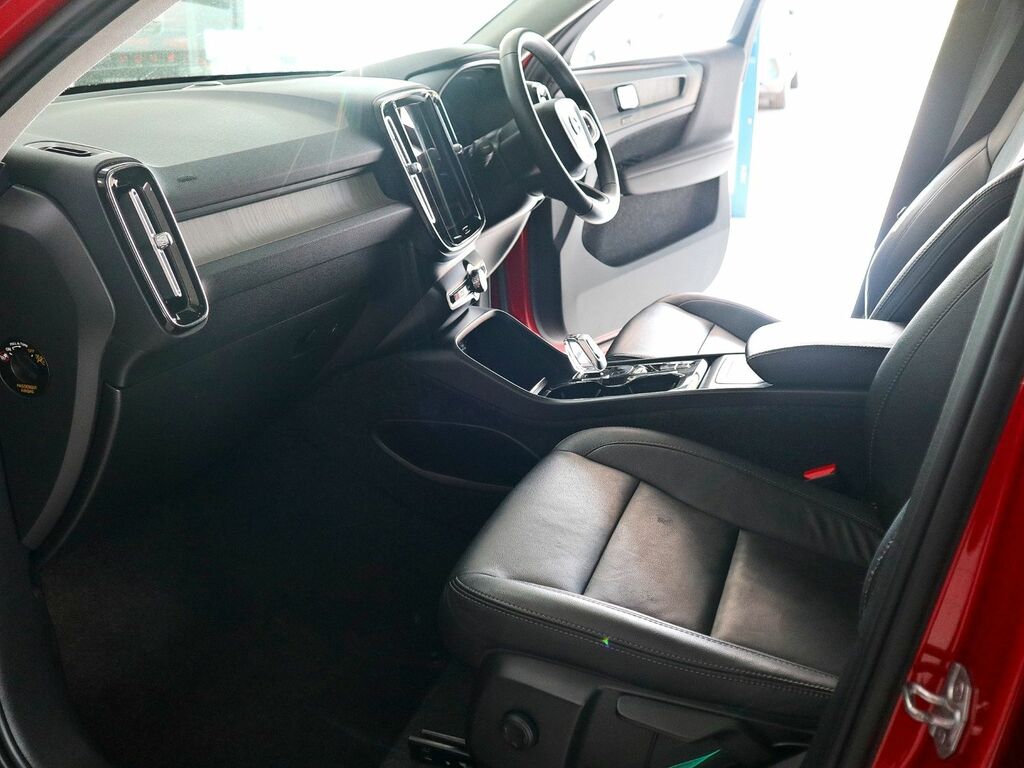 Volvo XC40 1.5 Inscription T3 LD70TUH Red #4