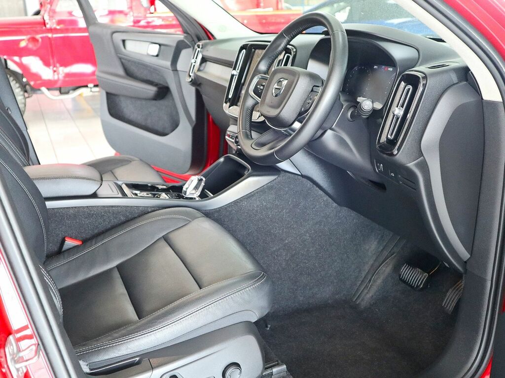Volvo XC40 1.5 Inscription T3 LD70TUH Red #3