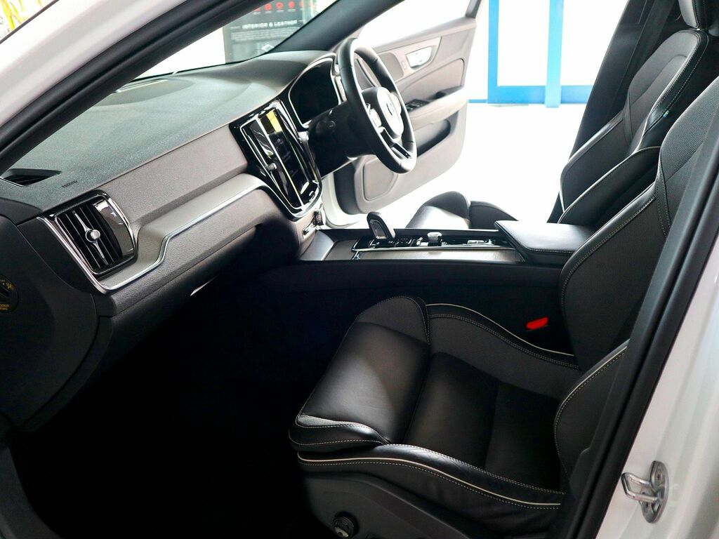 Volvo V60 2.0 R-design B4 Mhev White #4