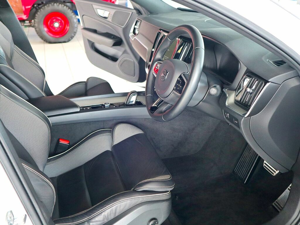 Volvo V60 2.0 R-design B4 Mhev White #3