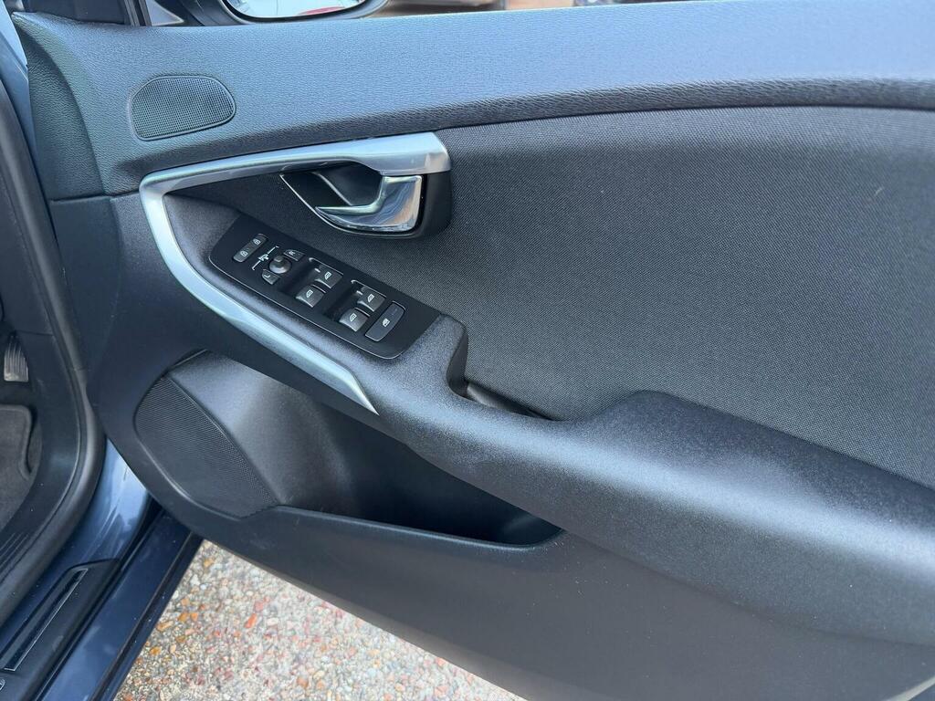 Volvo V40 Hatchback 2.0 T3 Gpf Momentum Nav Plus Euro 6 Ss Blue #6
