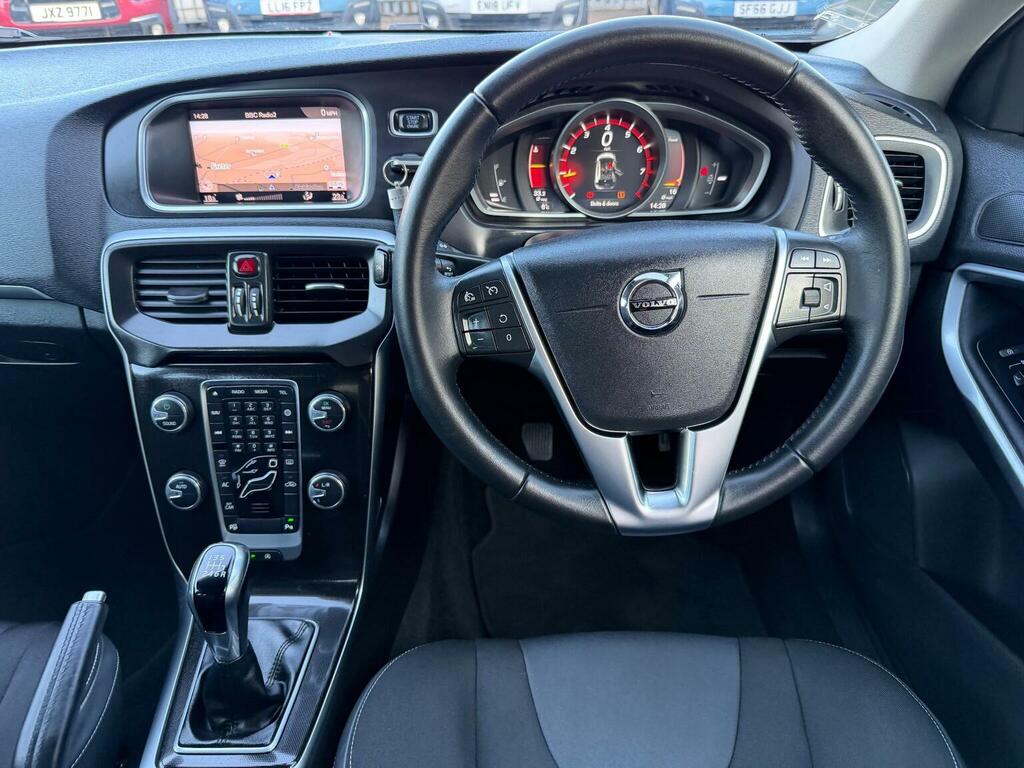Volvo V40 Hatchback 2.0 T3 Gpf Momentum Nav Plus Euro 6 Ss Blue #2