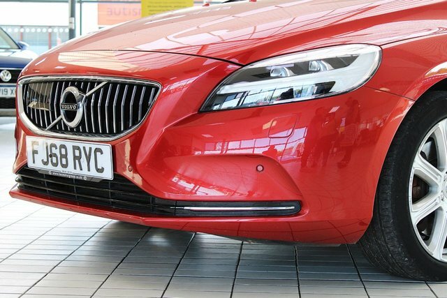 Volvo V40 1.5 T2 Gpf Inscription Hatchback E FJ68RYC Red #3