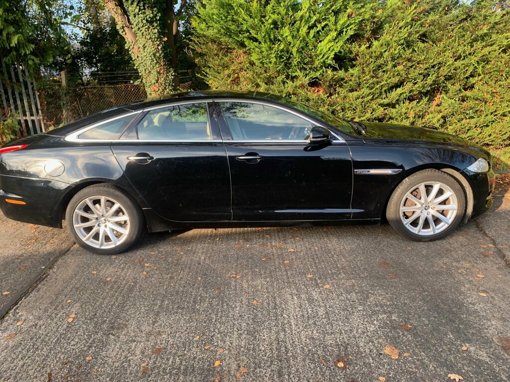 Jaguar XJ Prestige Black #3