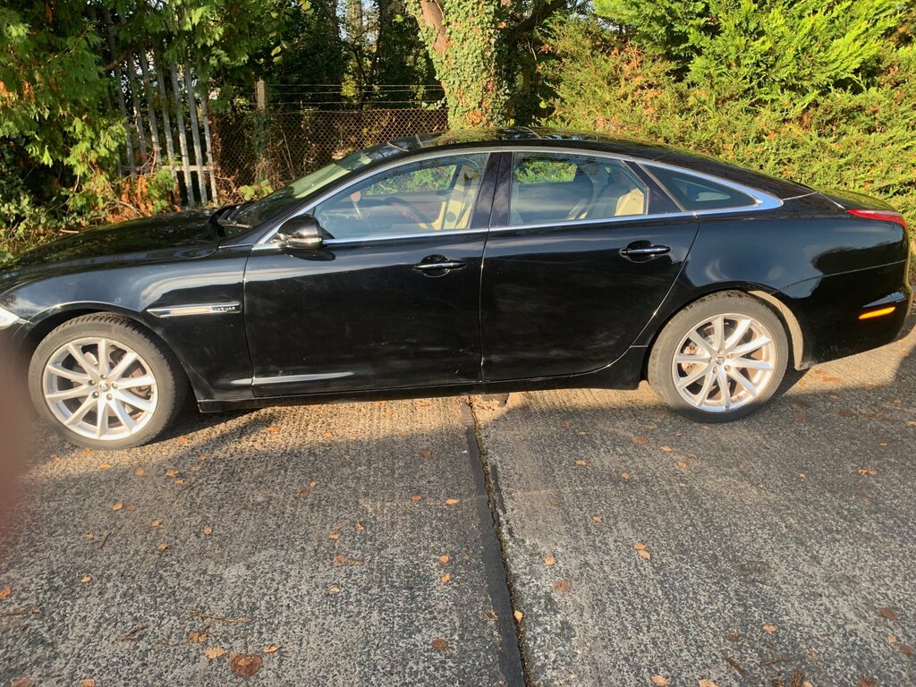 Jaguar XJ Prestige Black #4