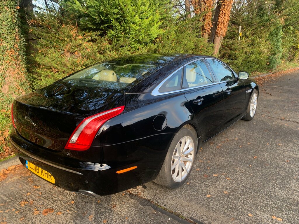 Jaguar XJ Prestige Black #6