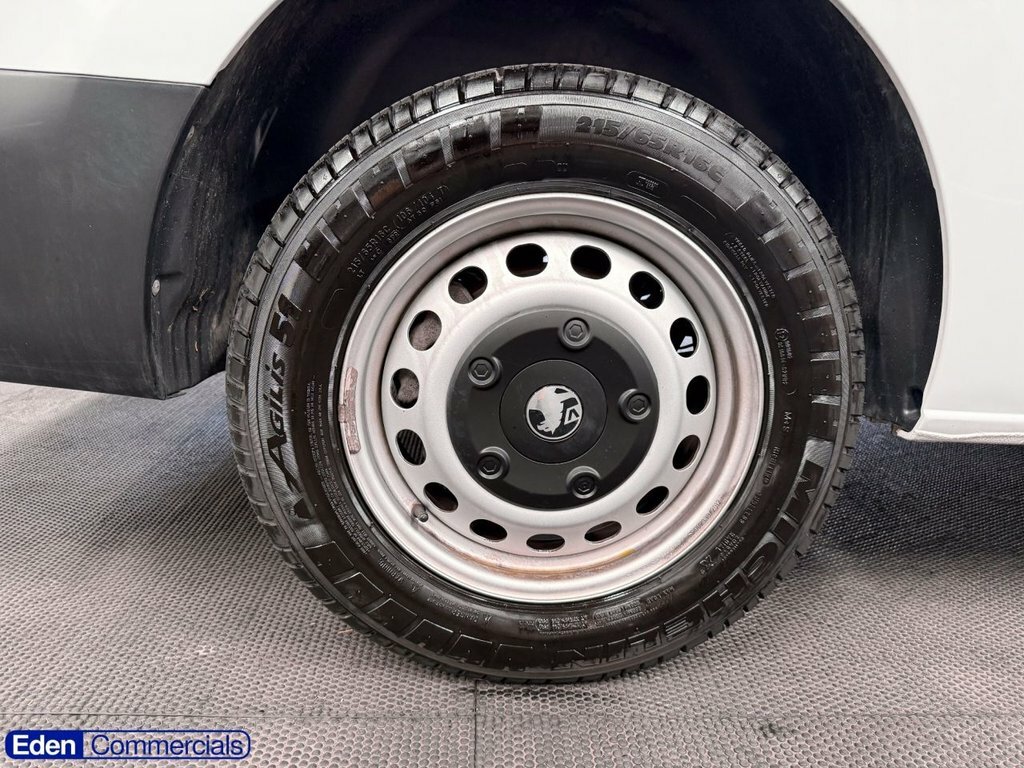 Vauxhall Vivaro 2L Prime 6Dr DN24TXG White #6
